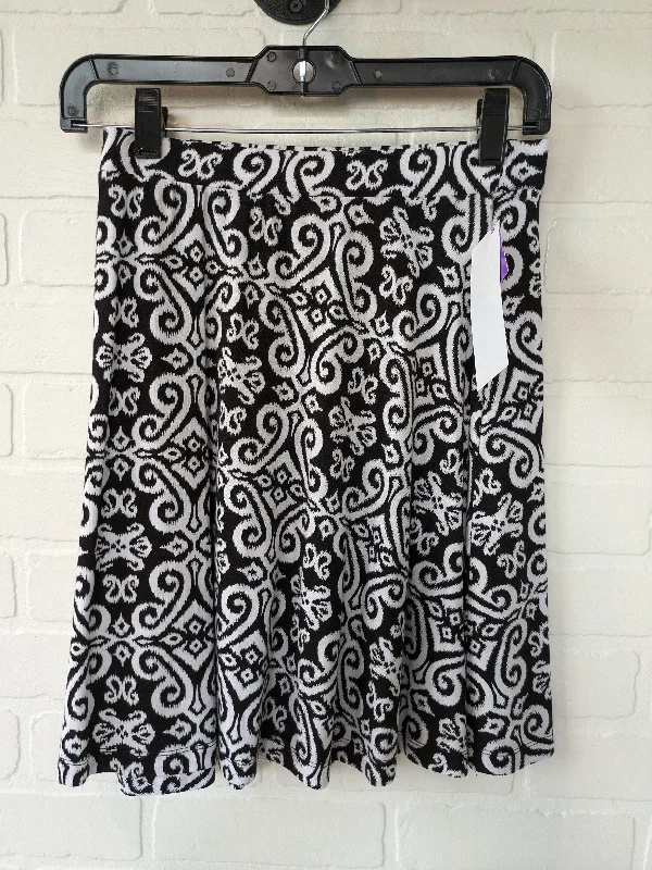 Stretchy skirts for all-day wear comfort -Black & White Skirt Mini & Short Caslon, Size 8